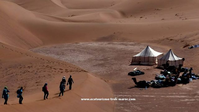 marche dans le désert marocain